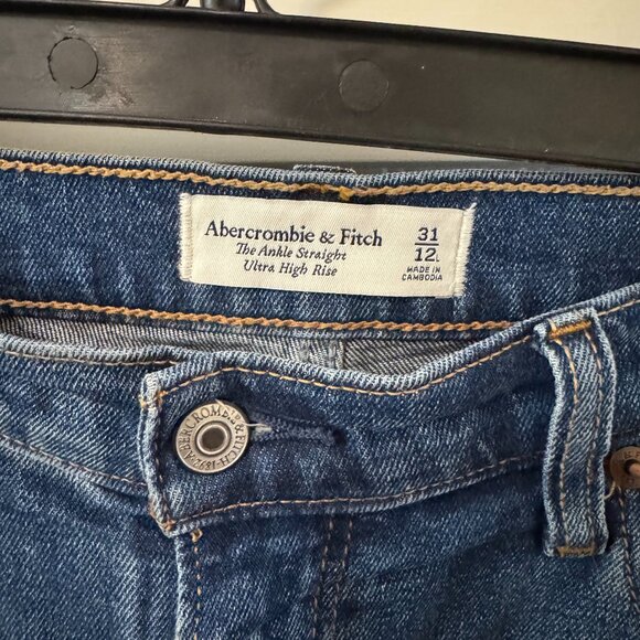 Abercrombie & Fitch Ultra High Rise Ankle Straight Jean (Medium, 31 LONG) - Picture 3 of 4